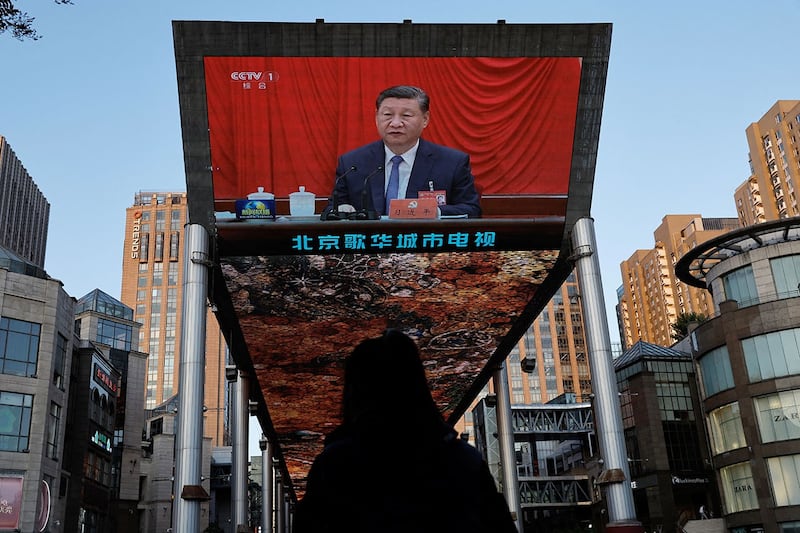 2024年7月18日,北京街头电子屏幕播放中共领导人习近平出席中共第二十届三中全会的新闻画面。(路透社)