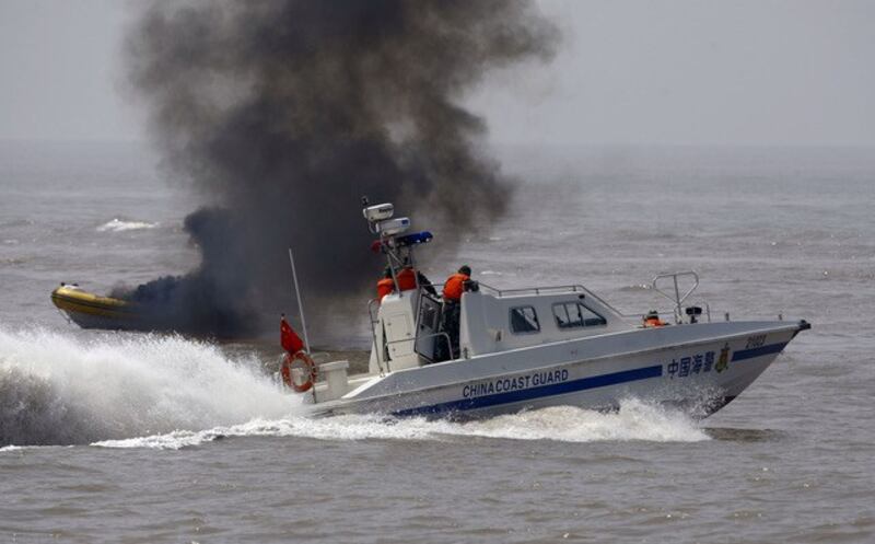 中国海警船2009年6月在上海港外安全演习。（AFP）