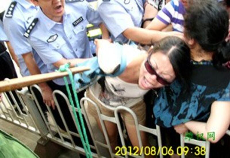 图片: 有市民被警察强行拉扯、拖拽。 (维权网)