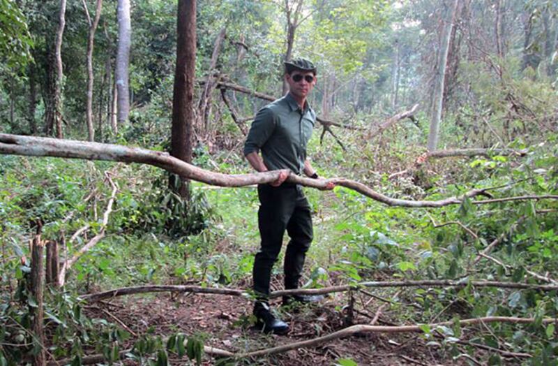 ៣០-តុលា-២០១៣៖ អគ្គនាយក​នៃ​អង្គការ​អភិរក្ស​ព្រៃ​ឈើ ម៉ាដក្ស ចូលី ភីត (Maddox Jolie-Pitt) លោក ស្តេហ្វាន បក់ណា (Stephan Bognar) លើក​បង្ហាញ​ឈើ​ដែល​គេ​កាប់​នៅ​​ក្នុង​តំបន់​ព្រៃឈើ​ការពារ​សំឡូត ខេត្ត​ប៉ៃលិន។