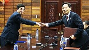 이산가족 상봉 문제를 논의할 남북 적십자 실무접촉이 열린 5일 판문점 북측 지역인 통일각에서 우리측 수석대표인 이덕행 대한적십자사 실행위원(오른쪽)과 북한 박용일 조선적십자회 중앙위원회 중앙위원이 합의문을 교환한 뒤 악수하고 있다.