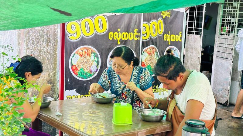 ရန်ကုန်တိုင်း တာမွေမြို့နယ်မှ ငွေလဝန်း ငါးရာကျပ်တန် ထမင်းဆိုင်အား ၂၀၂၄ ခုနှစ်၊ ဩဂုတ်လ ၂၂ ရက်နေ့က တွေ့ရစဉ်။ (RFA Photo)