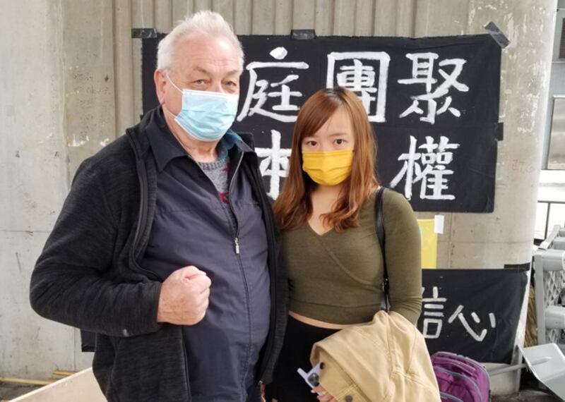 2022年1月7日，劉頴匡女友Emilia Wong（右）探望甘浩望。（石頭 攝）