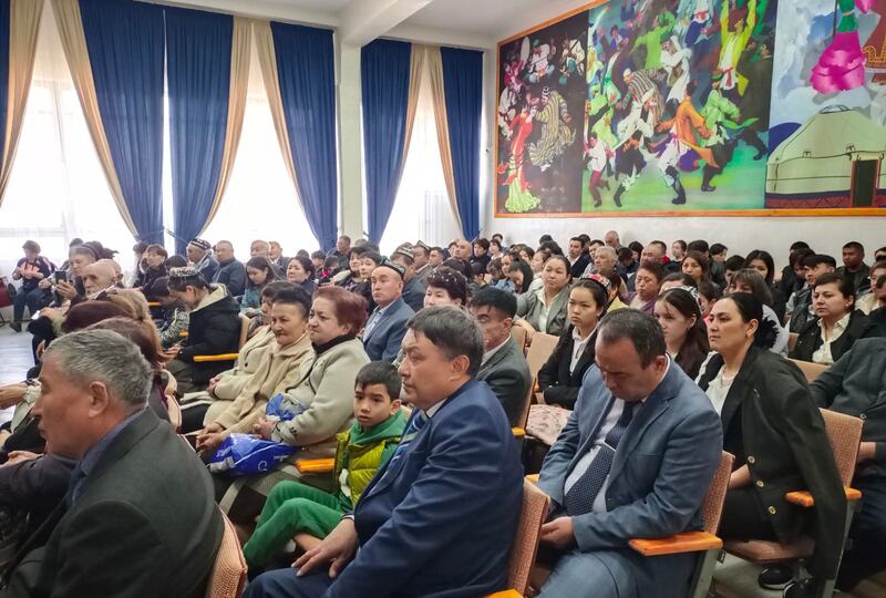 قازاقىستاننىڭ بايسېيىت يېزىسىدا ئۆتكەن رەسسام ئاۋاكرى شەمسىگە بېغىشلانغان «مەڭگۈلۈك ھايات» ياش رەسساملار كۆرگەزمىسىدىن كۆرۈنۈش. 2023-يىل 25-مارت.