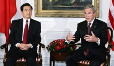 Tổng thống Mỹ George W. Bush (Phải) và Chủ tịch Trung Quốc Hồ Cẩm Đào chụp tại Waldorf Astoria ở New York ngày 13 tháng 9 năm 2005. AFP