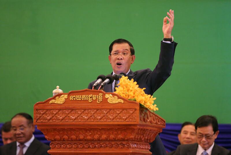 លោក​នាយករដ្ឋមន្ត្រី ហ៊ុន សែន ថ្លែង​ក្នុង​ពិធី​ចែក​សញ្ញាប័ត្រ​ដល់​និស្សិត នៅ​មជ្ឈមណ្ឌល​សន្និបាត និង​ពិព័រណ៍ កោះពេជ្រ រាជធានី​ភ្នំពេញ កាល​ពី​ថ្ងៃ​ទី​១៧ ខែ​មីនា ឆ្នាំ​២០១៦។