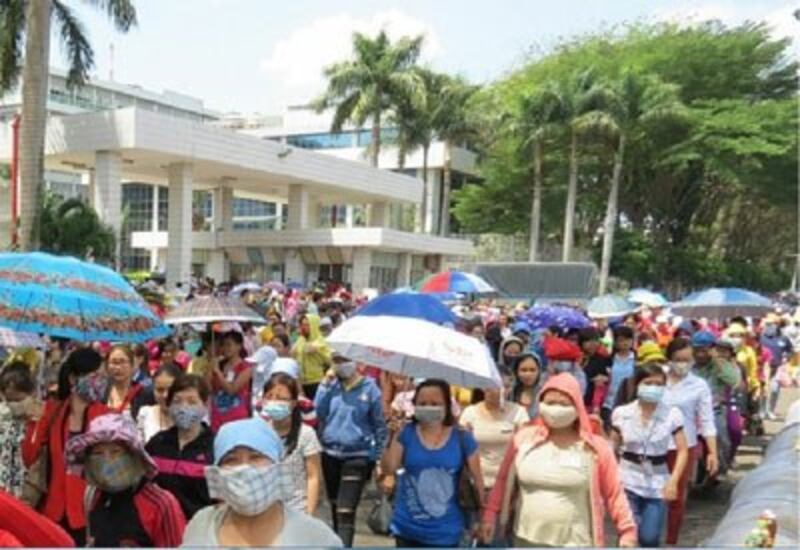 Hàng nghìn công nhân Công ty Pouyen Việt Nam (TP HCM) đã xuống đường tuần hành phản đối quy định bảo hiểm mới trong 5 ngày qua. 31/3/2015. RFA
