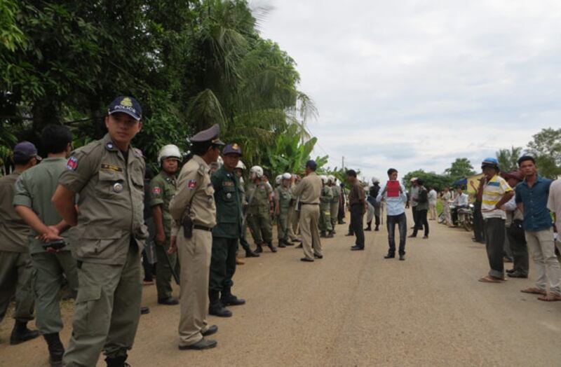សកម្មភាពរបស់សមត្ថកិច្ចប៉ូលិសឈរបណ្ដាក់គ្នារារាំងនៅខាងមុខច្រកចូល ហាមមិនឲ្យប្រជាពលរដ្ឋនាំគ្នាចូលរួមស្ដាប់វេទិកាសាធារណៈនៅក្រោយហេតុការណ៍ចាប់ លោកស្រី មូរ សុខហួរ ប្រទាញប្រទង់គ្នារវាងកងប៉ូលិស និងអ្នកចូលរួម នាក្រុងបាត់ដំបង ខេត្តបាត់ដំបង កាលពីថ្ងៃទី២២ ខែសីហា ឆ្នាំ២០១៣។