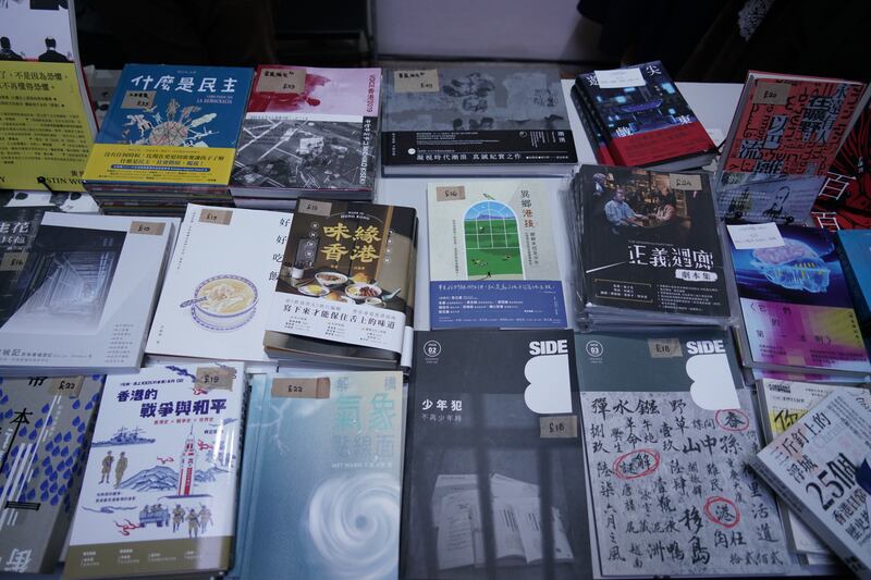 書展售賣書籍種類多元，包括歷史、文學、相冊等，當中不乏政治書籍。（石頭攝）