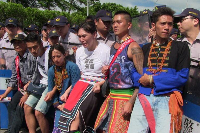 (主照)欲冲击总统府的原住民被强势警力以盾牌压制。(夏小华拍摄)