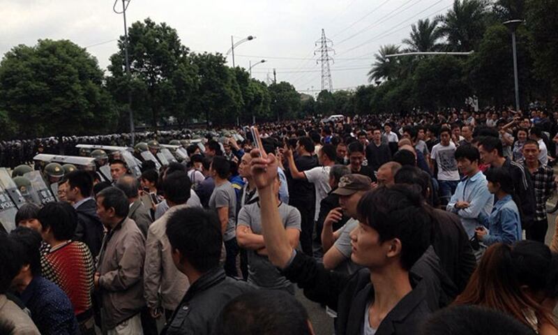 10月15日，余姚市數千名災民和警察對峙著。（示威者拍攝）