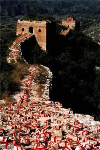图片：1993年在长城的作品“ 大爆炸--捆扎丢失的灵魂”（郑连杰提供）