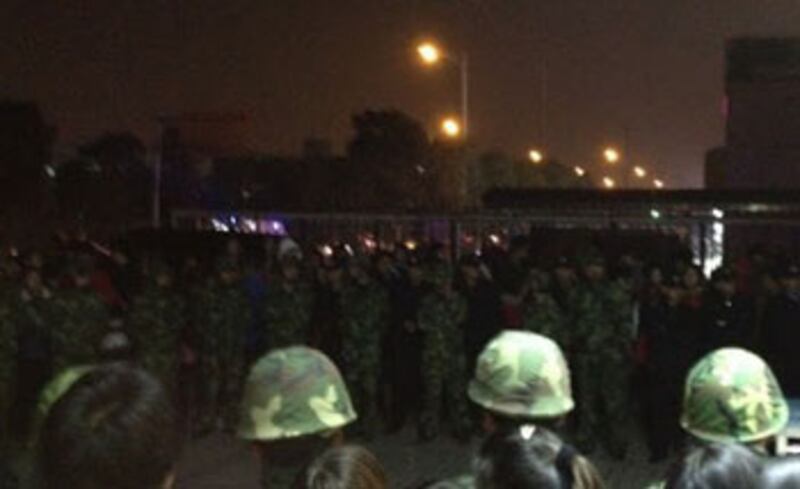 11月26日，蘇州學生圍堵派出所抗議城管毆打小販，逾百武警在場戒備。（相片由吳同學提供）