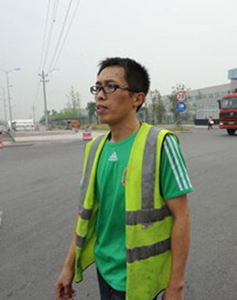 重慶巿民彭洪因在網上發打黑漫畫網帖，被判勞教兩年，他兩度向法院起訴被非法勞教被拒。（照片由維權人士提供）