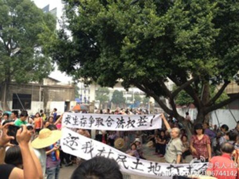 图片：广东省中山市海洲村的数百村民周五聚集在村委要求公开并补发征地补偿款。（中国茉莉花革命网站）