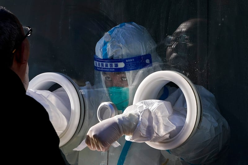北京的民众在接受核酸检测。（美联社）