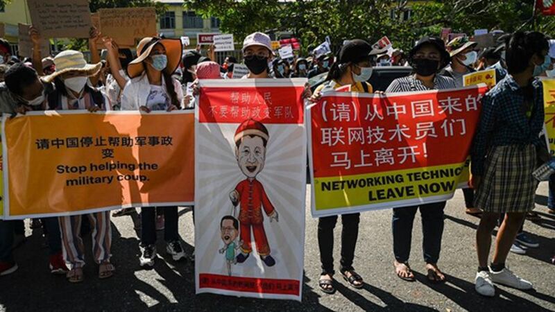 质疑中国协助缅甸军方进行网络管制，缅甸民众2月11日聚集在中国大使馆前示威。（法新社）