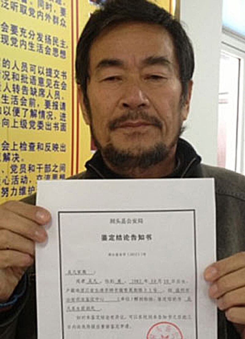 溫州市洞頭縣公安局民警吳凡較早前離奇死亡,當局周二發通知書指他為意外遇溺致死,手持該通知書的死者父親吳新強,準備提出行政復議。(相片由死者家屬提供)