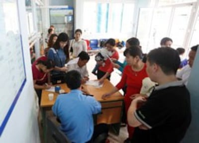 Phụ huynh đưa các em nhỏ đến khám bệnh và tiêm ngừa sởi tại bệnh viện nhi Trung ương Hà Nội, ảnh chụp tháng 4 năm 2014. Courtesy ĐSPL.