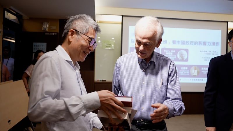吳介民(左)將林培瑞的概念,結合多位作者文章結合成《吊燈裡的巨蟒 中國因素作用力與反作用力》。(程皓楠攝)