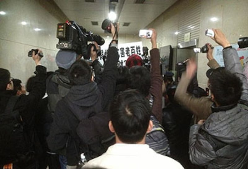 2013年1月9日，除各地民眾來到廣州支持南周外，也有訪民帶同標語到現場喊冤，他們還試圖一度衝入南方報業集團的辦公大樓裡。（網友提供）