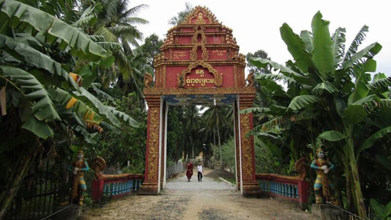 ខ្លោងទ្វារ​វត្ត​ទុំពូងក្រោម ស្ថិត​នៅ​ភូមិ​ទំពូង ឃុំ​លឿងភី ស្រុង​ស្វាយទង ខែត្រ​មាត់ជ្រូក ឬ​ខែត្រ​អាងយ៉ាង ក្នុង​ទឹក​ដី​កម្ពុជា​ក្រោម។