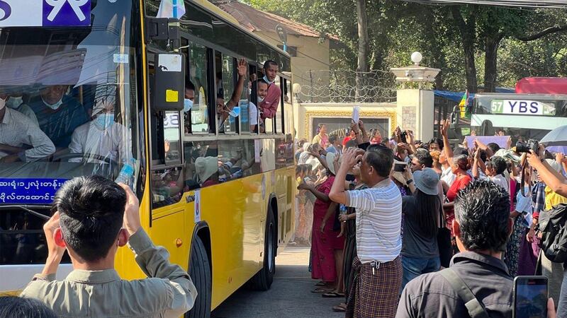 အင်းစိန်အကျဉ်းထောင်မှ ပြန်လည်လွတ်မြောက်လာသူများနှင့် စောင့်ကြိုနေကြသူများအား ၂၀၂၃ ခုနှစ် ဇန်နဝါရီလ ၄ ရက်နေ့က တွေ့ရစဉ်။ (Photo: RFA)