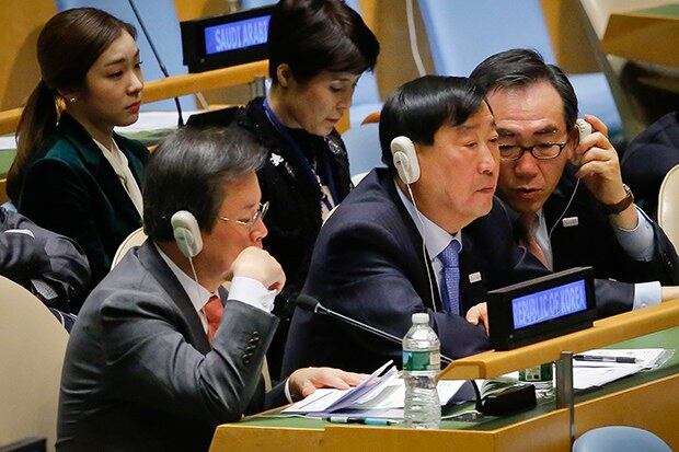 한국의 문화관광부장관 도종환(왼쪽), 평창올림픽조직위원회 위원장 이희범(가운데),  그리고 유엔주재 한국대사 조태열(오른쪽)이 13 일 유엔 총회에 2018평창동계올림픽•패럴림픽대회 휴전결의안을 제출 한 후 대표단과 함께 앉아 있다.