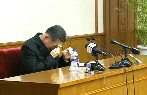 지난 1월 북한에 입국한 뒤 억류된 한국계 캐나다인 임현수(60) 목사가 7월 30일 평양 인민문화궁전에서 기자회견을 하면서 눈물을 훔치고 있다. 