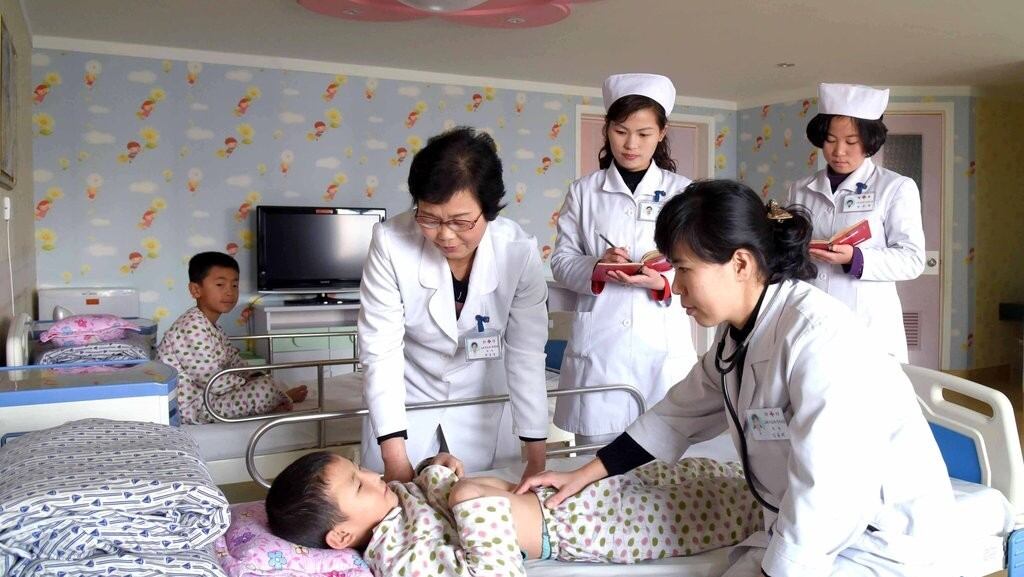 옥류아동병원 의사와 간호사들. 평양시 대동강구역 문흥1동에 위치한 어린이 종합병원이다.