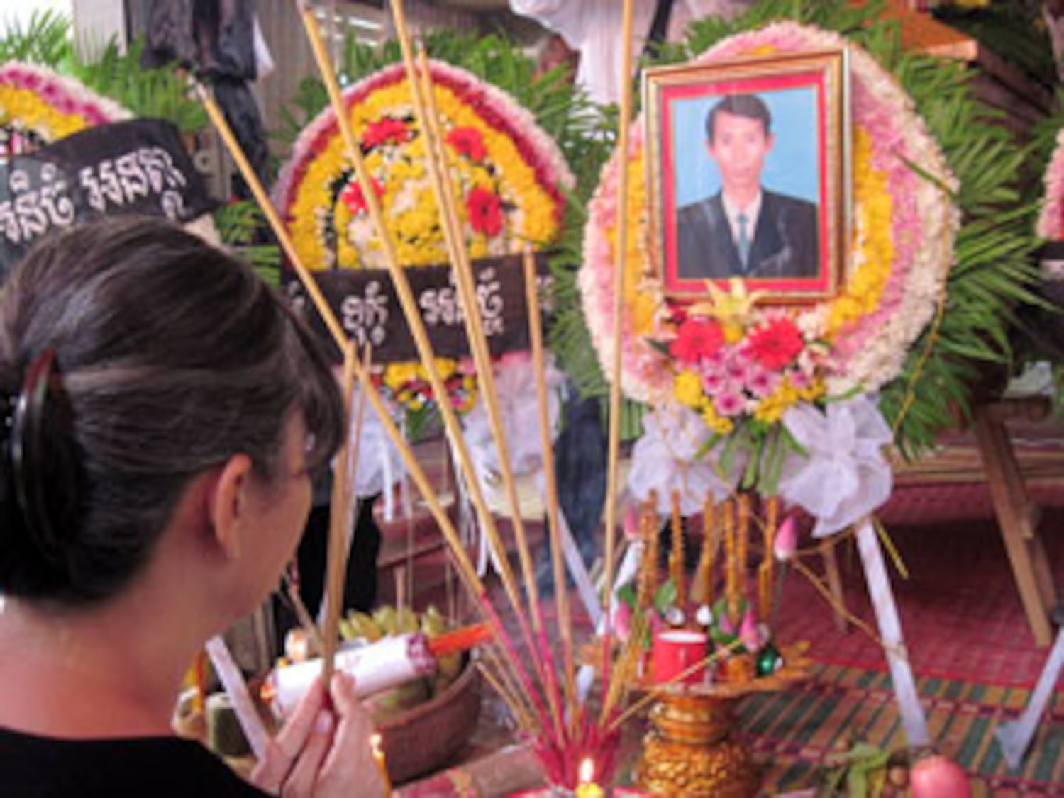 មន្ត្រី​គណបក្ស សម រង្ស៊ី អុជ​ធូប​គោរព​វិញ្ញាណក្ខន្ធ​សព លោក ឈុត វុទ្ធី នៅ​ផ្ទះ​បុណ្យ នា​ឃុំ​វិហារសួគ៌ ស្រុក​ខ្សាច់កណ្ដាល ខេត្ត​កណ្ដាល កាល​ពី​ថ្ងៃ​ទី​២៨ ខែ​មេសា ឆ្នាំ​២០១២។