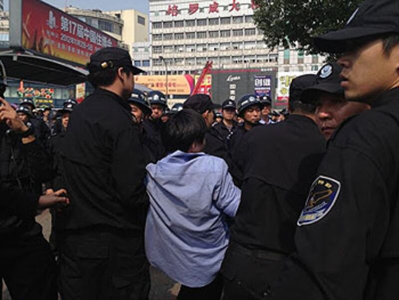 當局出動大批警察驅趕示威的民眾。（照片由寧波網友提供）