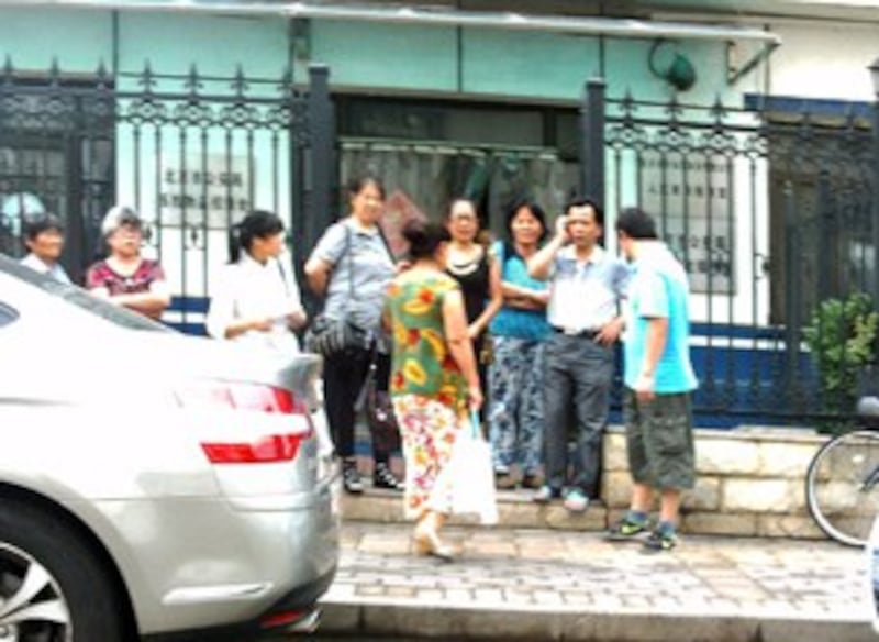 图片:6月25日各地访民到公安部门申请示威游行。(陈风强提供)