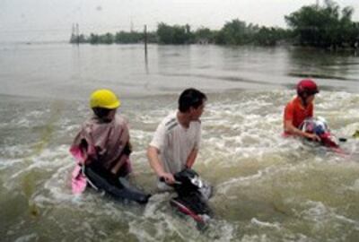 Cảnh ngập lụt tại huyện Cẩm Xuyên, tỉnh Hà Tĩnh chiều 17/10/2010. AFP Photo.