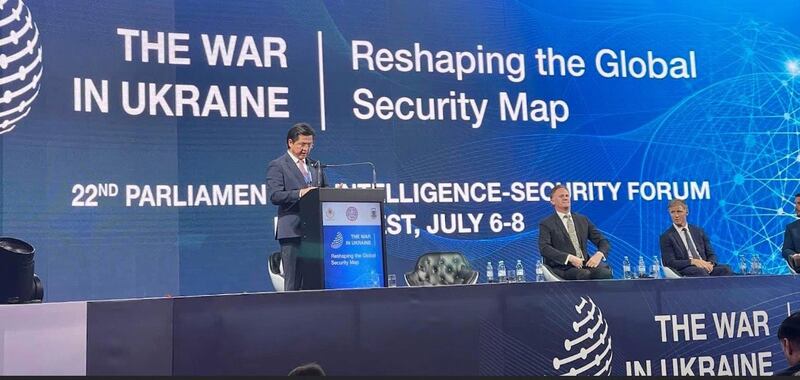 رۇمىنىيە پايتەختى بۇخارېستتا چاقىرىلغان ئېچىلغان خەلقئارا پارلامېنت ئەزالىرىنىڭ 22-نۆۋەتلىك ئاخبارات ۋە بىخەتەرلىك مۇنبىرى يىغىنىدا ئامېرىكا خەلقئارا دىنىي ئەركىنلىك كومىتېتىنىڭ رەئىسى، خۇدسون ئىنستىتۇتىنىڭ ئالىي تەتقىقاتچىسى نۇرىي تۈركەل ئەپەندى سۆزلىمەكتە. 2022-يىلى ئىيۇل.