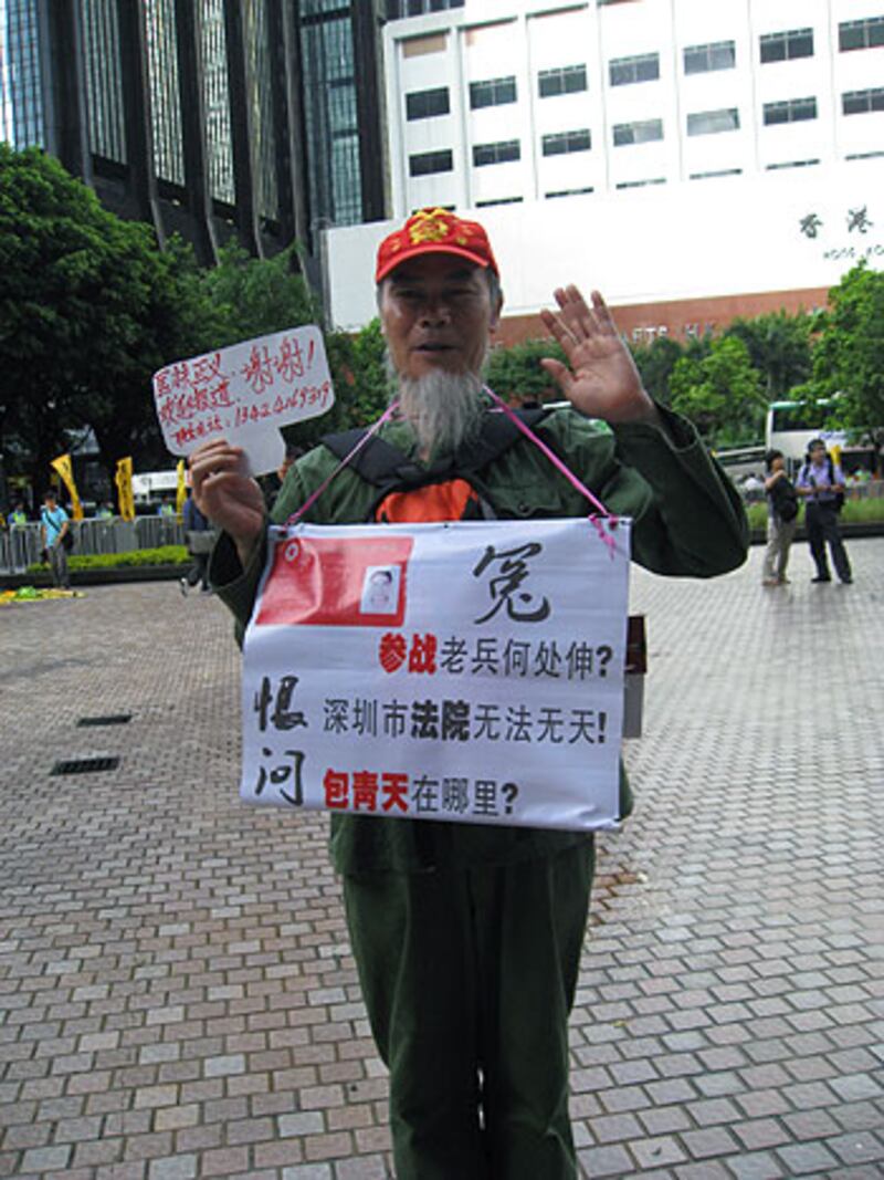 2012年6月30日，從深圳趕到香港的維權老兵朱傳生參加示威。他專程由大陸來香港向胡錦濤反映問。（粵語部文宇晴拍攝）