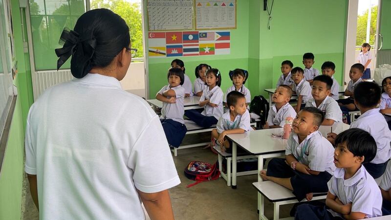 ထိုင်းနိုင်ငံ၊ မဲဆောက်မြို့ရှိ မြန်မာရွှေ့ပြောင်းတစ်ကျောင်းတွင် ပညာသင်ကြားနေသည့် ကလေးငယ်များအား ၂၀၂၄ ခုနှစ်၊ ဇူလိုင်လ ၂၂ ရက်နေ့က တွေ့ရစဉ်။ (Photo: RFA)