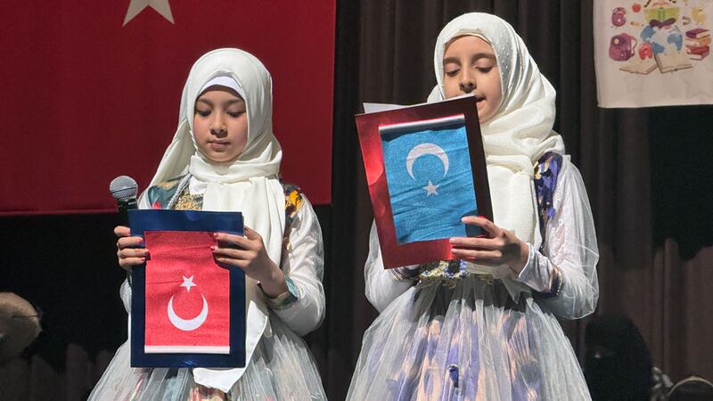 سەفاكۆيگە جايلاشقان سۇتۇق بۇغراخان ئىلىم ۋە مەدەنىيەت ۋەخپىسى قارمىقىدىكى «ئانا تىل يەسلى ۋە قۇرئان كۇرسى» نىڭ ئوقۇغۇچىلىرىنىڭ ئوقۇش پۈتتۈرۈش مۇراسىمى كۆرۈنۈشى. 2024-يىلى 1-ئىيۇل، ئىستانبۇل