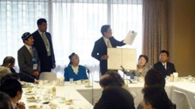 图片:『日本支持维吾尔国会议员联盟』会长古屋圭司在午餐会上介绍了,中国驻日大使程永华5月8号邮送的抗议文和新疆的资料。抗议文称:“世维会是彻头彻尾分裂中国的反华组织,不但威胁中国国家安全,还存在逃税等经济犯罪行为,是受到中国司法机关基于法律判决的罪犯。”(南洲提供)