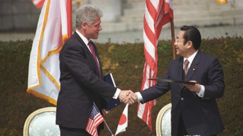1996年台海危机结束后2周,美国总统克林顿(Bill Clinton,图左)访问日本与桥本首相(图右)共同发表《美日安全保障联合宣言》。(维基百科)