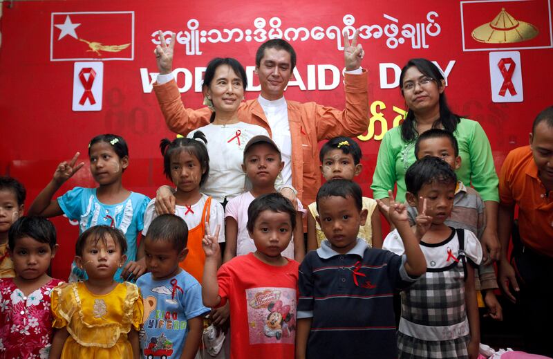 အမျိုးသားဒီမိုကရေစီအဖွဲ့ချုပ်ရုံးမှာ ၂၀၁၀ ပြည့်နှစ် ဒီဇင်ဘာ ၂ ရက်နေ့က ကျင်းပတဲ့ ကမ္ဘာ့အေအိုင်ဒီအက်စ်တိုက်ဖျက်ရေးနေ့ အခမ်းအနားမှာ ဒေါ်အောင်ဆန်းစုကြည်နှင့် ကင်မ်အဲရစ်တို့ကို တွေ့ရစဉ်။ (Photo : Reuters)