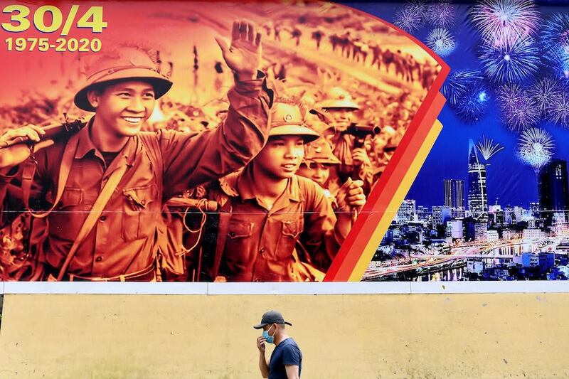 Hình minh hoạ. Áp phích nhân kỷ niệm 45 kết thúc cuộc chiến Việt Nam trên đường phố Hà Nội hôm 29/4/2020