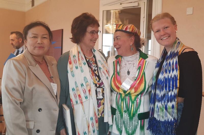 د ئۇ ق شىۋېتسىيەنىڭ پايتەختى سىتوكھولمدا ئۇيغۇر تەشكىلاتلىرى بىلەن ھەمكارلىشىپ ئۆتكۈزگەن پائالىيەتلىرىدىن كۆرۈنۈش. 2023-يىلى ئاپرېل.