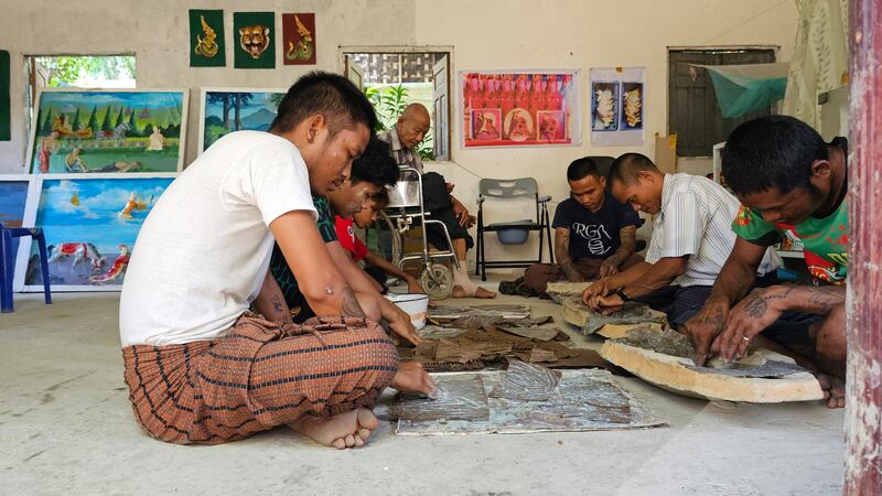 ပညာရပ်များ ပြန်လည်သင်ကြားပေးနေသည့် ရွှေတံဆိပ်သုံးဆုရ ပန်းချီ၊ ပန်းပု ဗိသုကာပညာရှင် ဦးမြသောင်းကို ၂၀၂၄ ခုနှစ် နိုဝင်ဘာ ၂၀ ရက်နေ့က တွေ့ရစဉ်။ (Photo: RFA)
