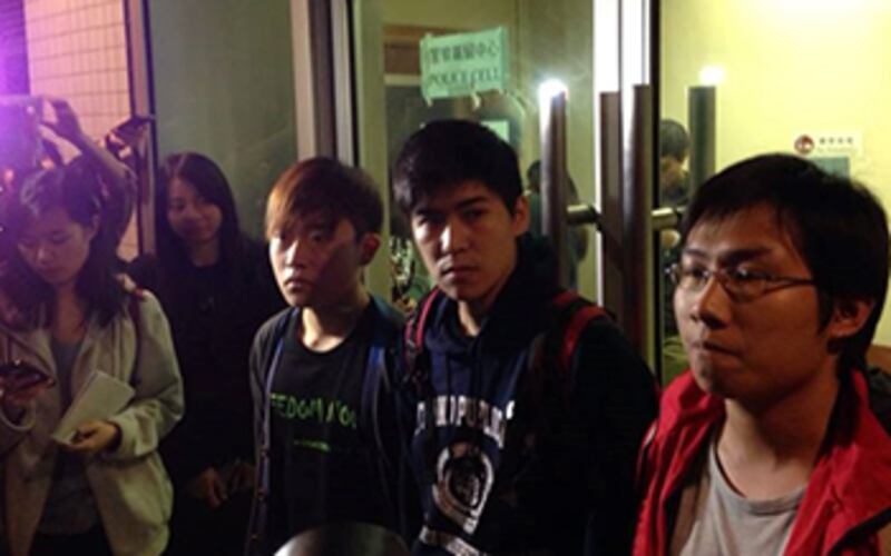 2014年11月27日，學聯副秘書長岑敖暉(中)被控妨礙公職人員，於九龍城裁判法院提堂，岑敖暉指拘捕時遭毆打。(現場人士攝)