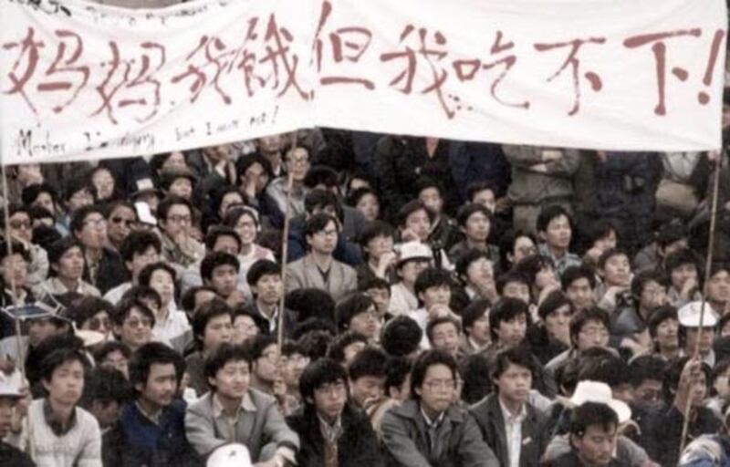 1989年5月13日，來自於全國各地自願參加絕食的學生，在天安門廣場安營扎寨。（六四紀念館圖片）