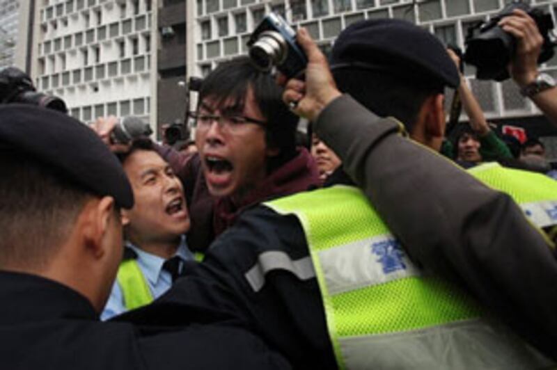 police_scuffle305.jpg