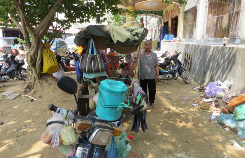 អ្នកស្រី ចាន់រើន និង​​រទេះ​អូស​សម្រាប់​ទិញ​អេតចាយ កំពុង​ស្នាក់នៅ​ក្នុង​វត្ត​សាមគ្គីរង្សី។ រូបថត​ថ្ងៃ​ទី ២១ តុលា ២០១៤។