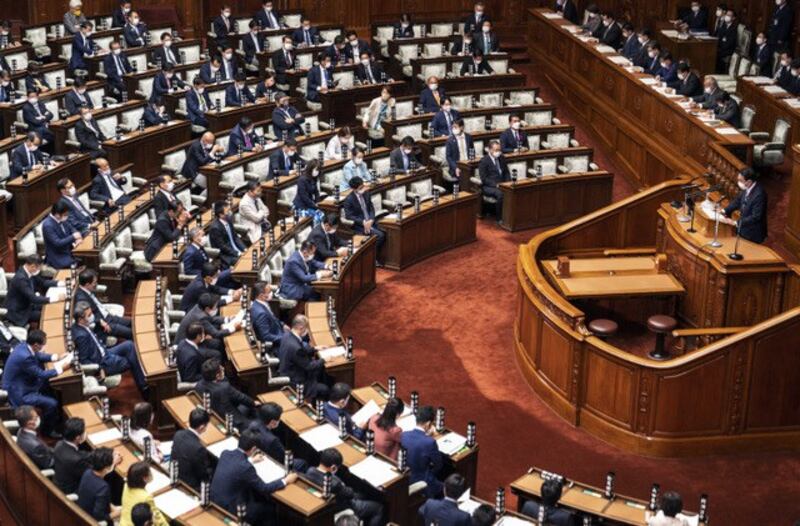 岸田文雄10月8日发表首次施政演说,宣示要修订2013年订定的“国家安全保障战略”,以及防卫大纲、中期防卫力整备计划,强化海上保安能力以及更有效果的飞弹防卫能力。(法新社)