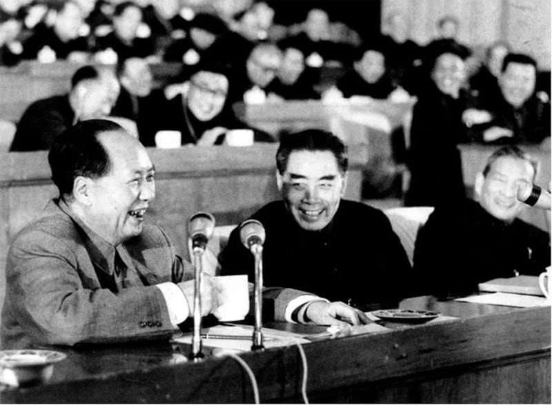 七千人大会上的毛泽东、周恩来。（来自中国“人民网”）